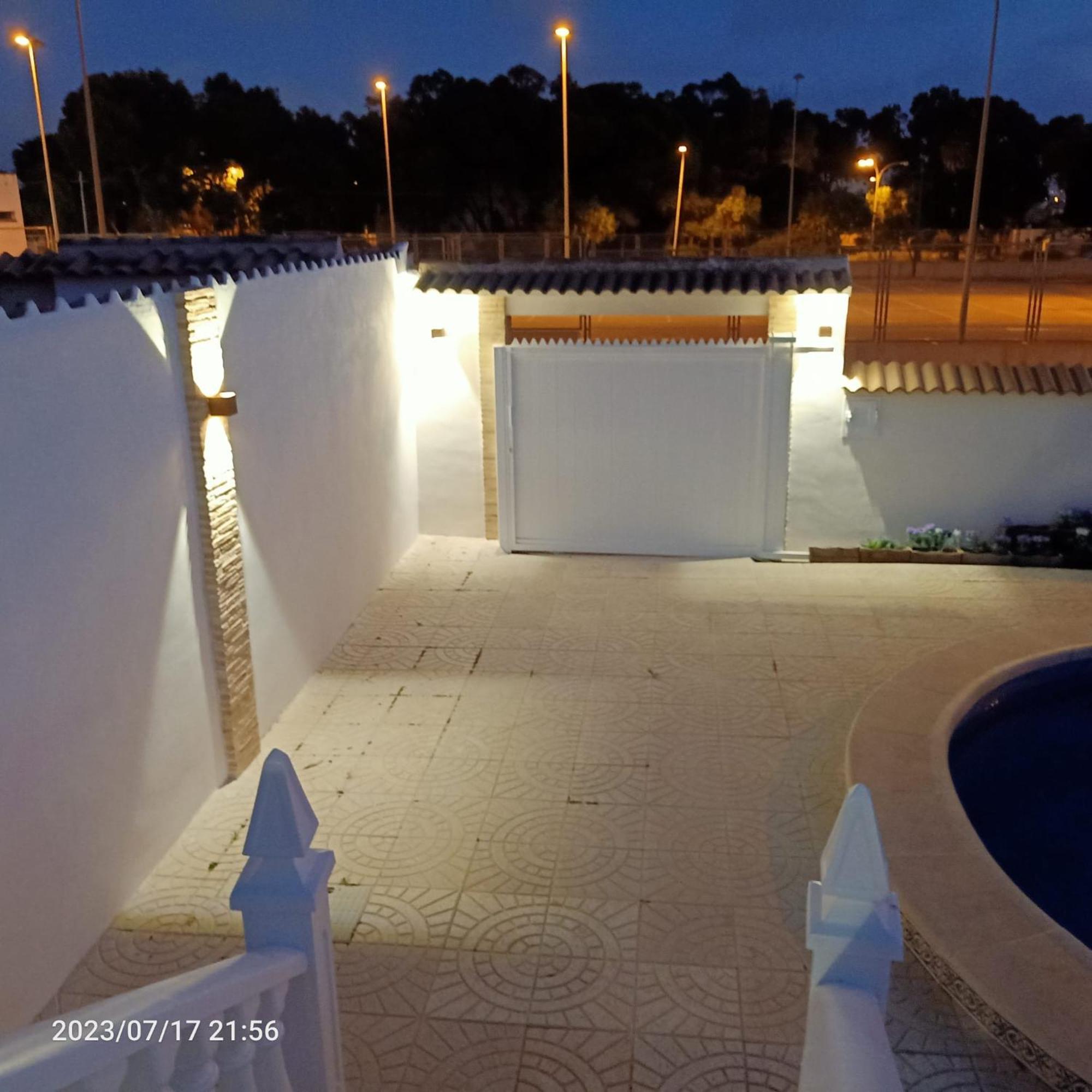 Вилла Acogedora Casa Con Piscina Торевьиа Экстерьер фото