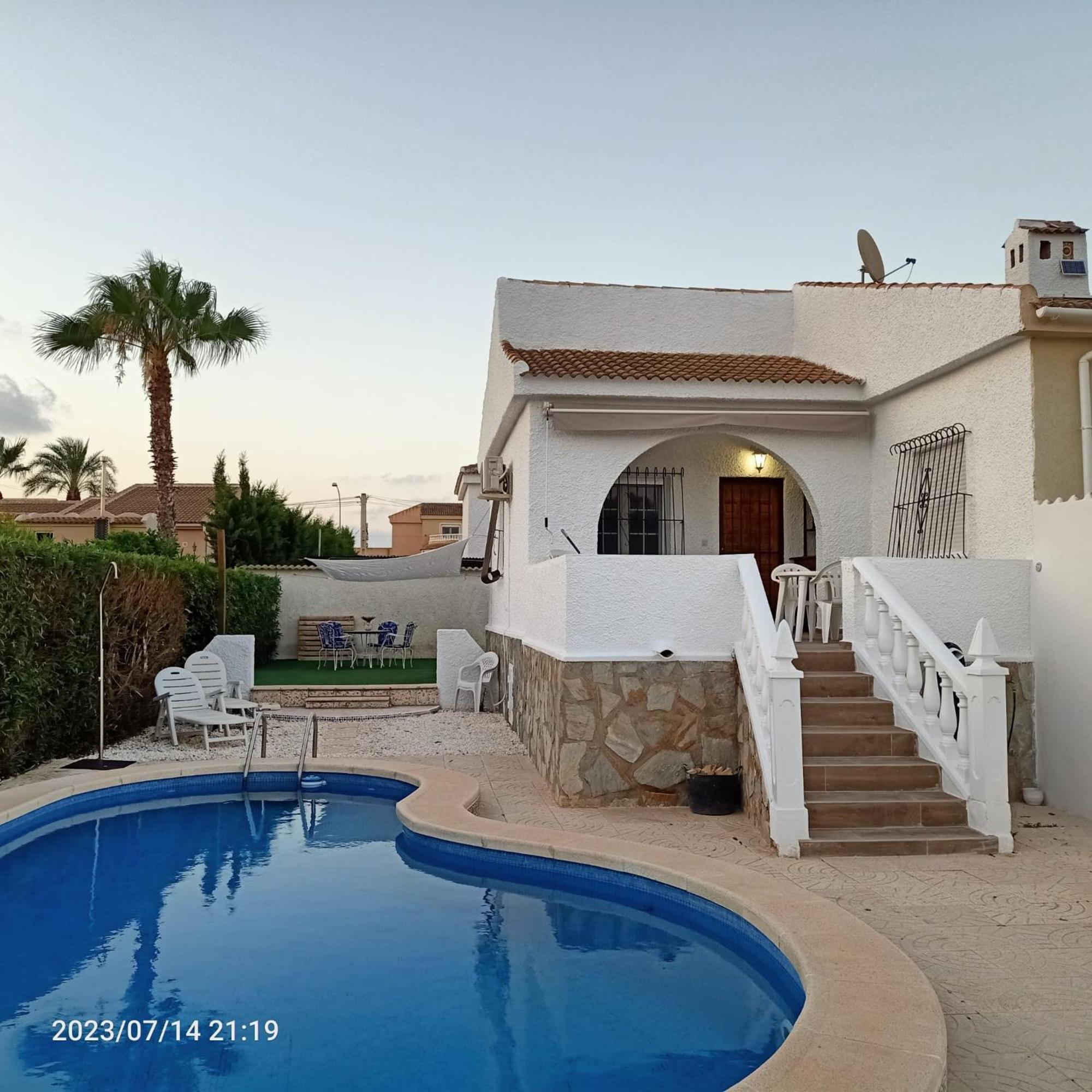 Вилла Acogedora Casa Con Piscina Торевьиа Экстерьер фото